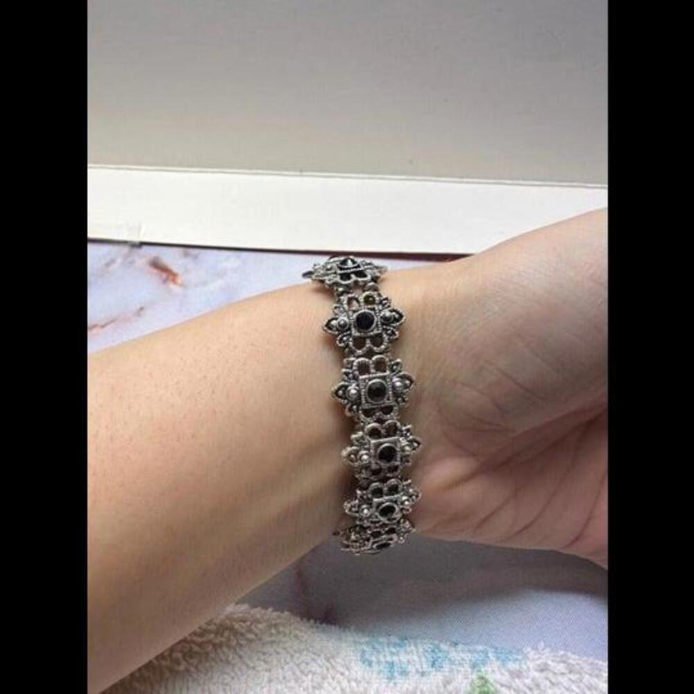 Elevate Your Style with Elegance: Unique Black Jeweled Bracelet